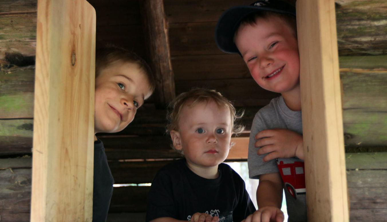 Kinder in Holzhaus